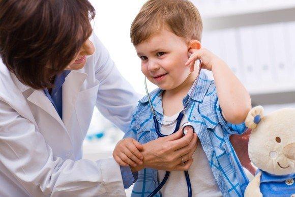 Concurso Público Prefeitura de Santos 2016 4 Senior female doctor examining happy child, smiling.